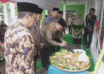 Kakanwil Kemenag Jateng Saiful Mujab Resmikan ZIS- Mart di Brebes