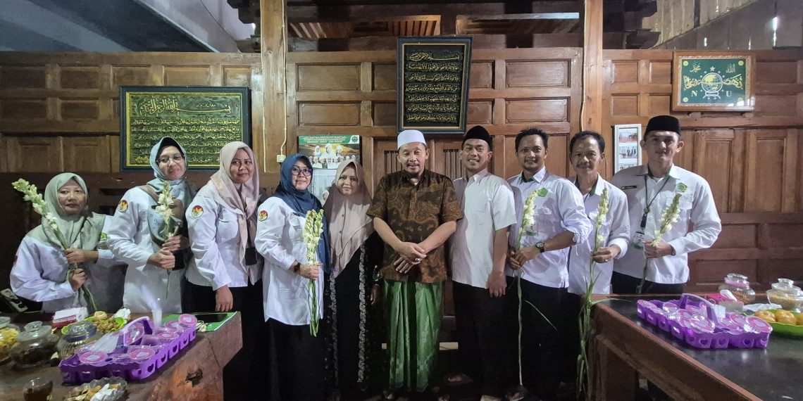 Peringatan Harlah ke 13  FKDT  , DPW FKDT Jawa Tengah Potong Tumpeng Bersama dengan Kanwil Kemenag Jateng