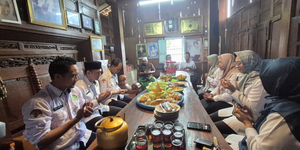Peringatan Harlah DPW FKDT Jateng Potong Tumpeng Bersama Kanwil Kemenag Jateng