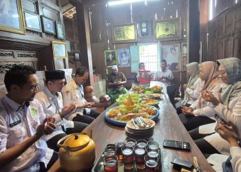 Peringatan Harlah DPW FKDT Jateng Potong Tumpeng Bersama Kanwil Kemenag Jateng