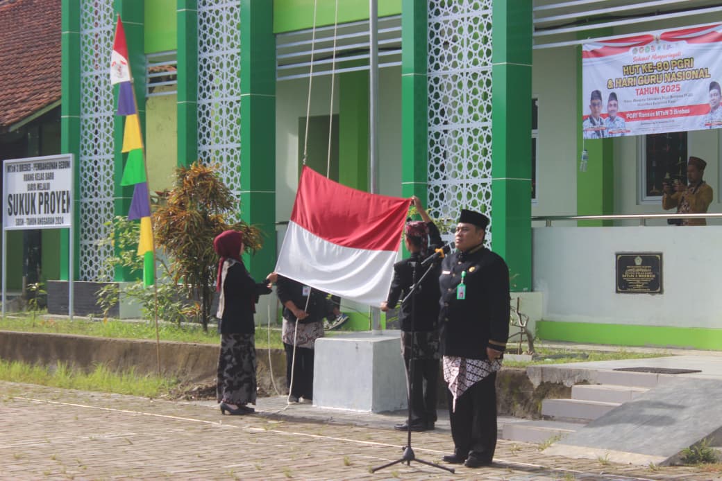 Kepala Kemenag Brebes Pimpin Upacara Peringatan Hari Guru Nasional di MTsN 3 Brebes