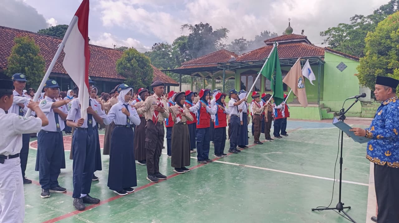 Kepala MTsN 3 Brebes Lantik Pengurus OSIM, DP, dan PMR Masa Bakti 2025/2026