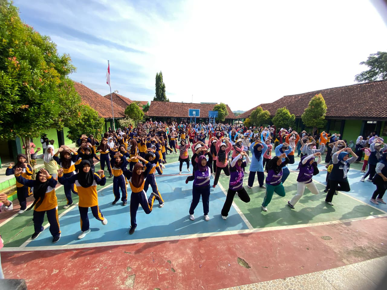 Meriahkan Dies Natalis Ke-30: MTsN 3 Brebes Gelar Senam Bugar dan Jalan Sehat