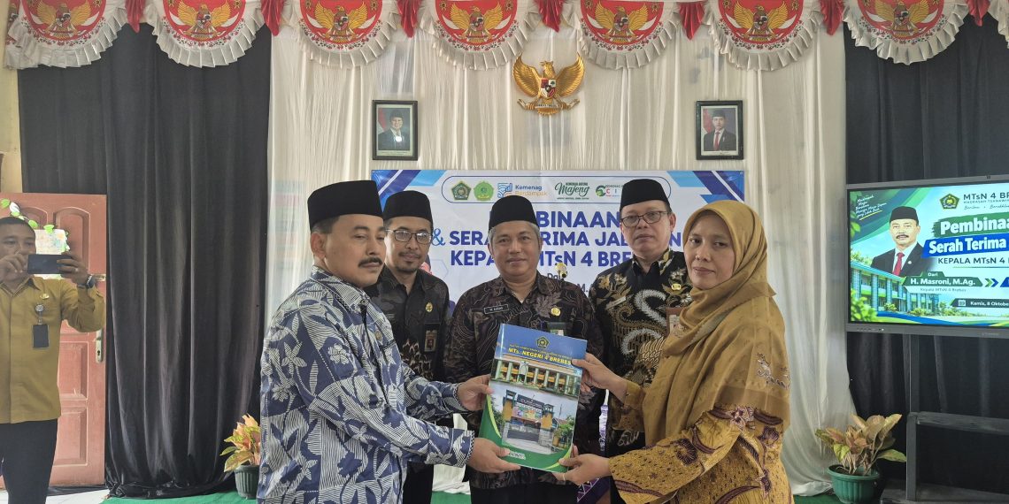 Serah Terima Jabatan Kepala MTsN 4 Brebes, Masroni Serahkan Amanah kepada Afrohah