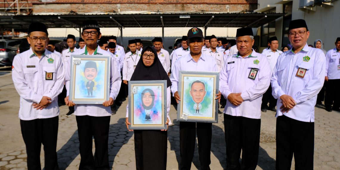 Serahkan SK Pensiun ASN Guru, Tekankan Pentingnya Menjaga Marwah Kemenag